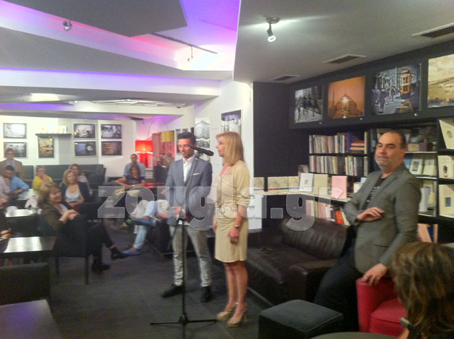 Η συγγραφέας Λένα Τερκεσίδου στα εγκαίνια της έκθεσης