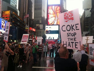 Νέα Υόρκη: Οι ομοφυλόφιλοι κατά της Coca Cola Νέα Υόρκη: Οι ομοφυλόφιλοι κατά της Coca Cola
