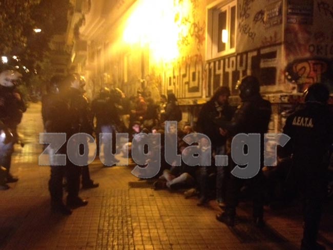 Σε κλοιό οι νεαροί που διαδήλωσαν στη μνήμη του Αλέξη