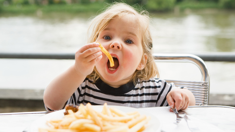 Πώς θα κάνετε το παιδί σας να σταματήσει το φαγητό
