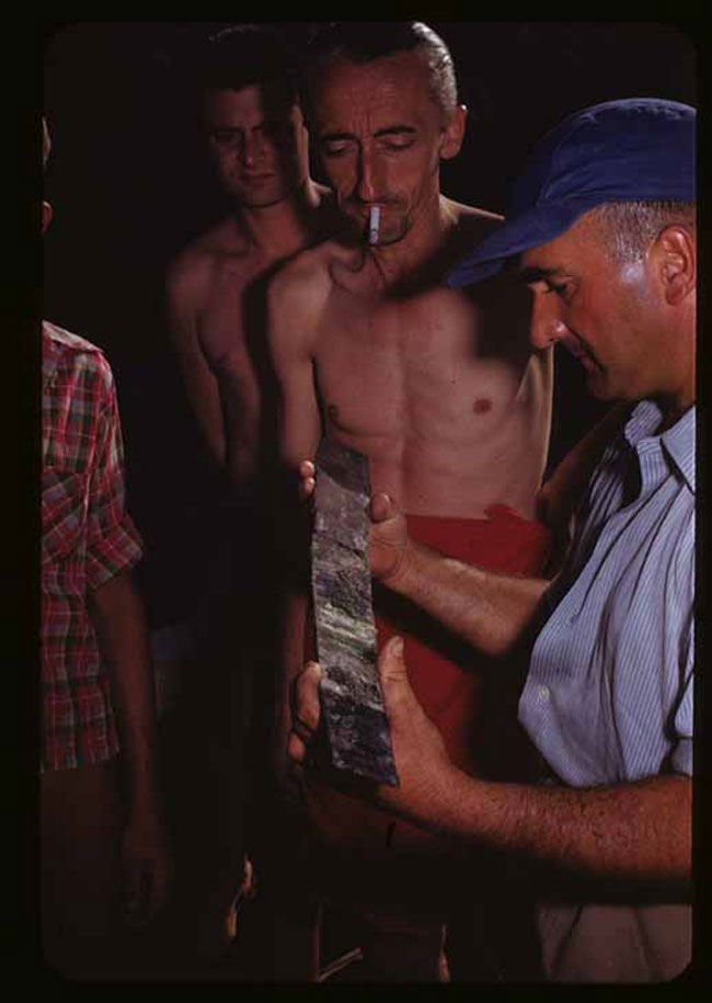 Έτος 1953: Ο Κουστώ παραδίδει ένα κομμάτι χαλκού που ανέσυρε από τον βυθό των Αντικυθήρων