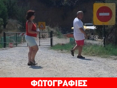 Τουρίστες φωτογραφίζονται στον τάφο της Αμφίπολης