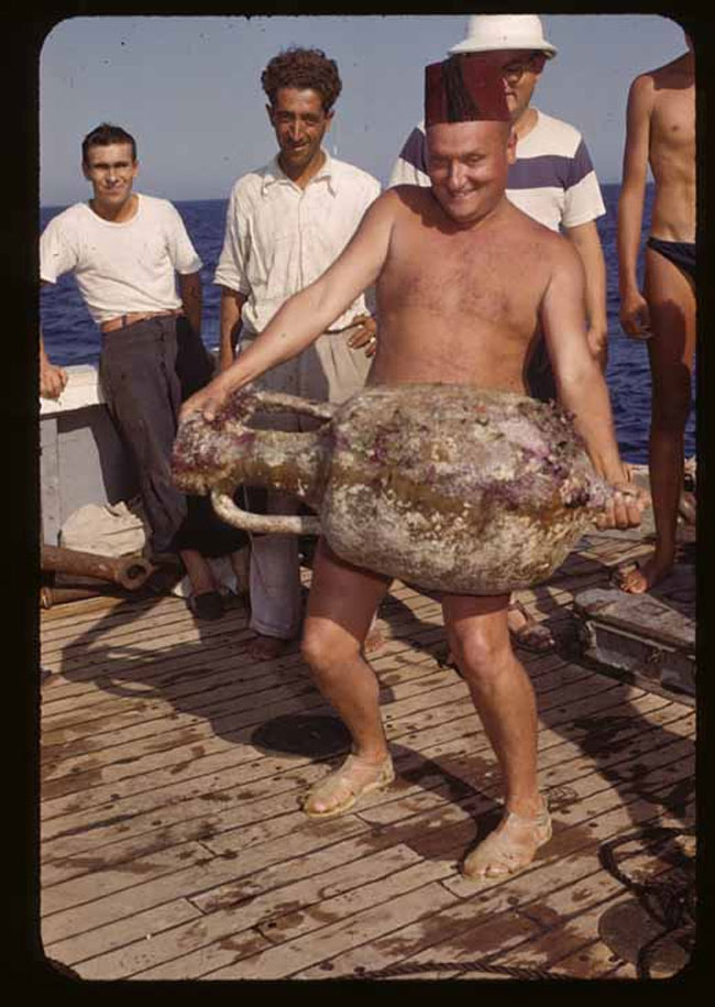 Έτος 1953: Αμφορέας που ανασύρθηκε από το ναυάγιο από την ομάδα του κορυφαίου ερευνητή Ζ.Υ. Κουστώ