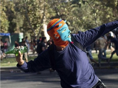 Ισχυρές πιέσεις χιλιάδων διαδηλωτών για μεταρρυθμίσεις στη Χιλή