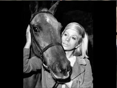 Πέθανε σε ηλικία 93 ετών η Βρετανίδα ηθοποιός Σίλα Μακρέι