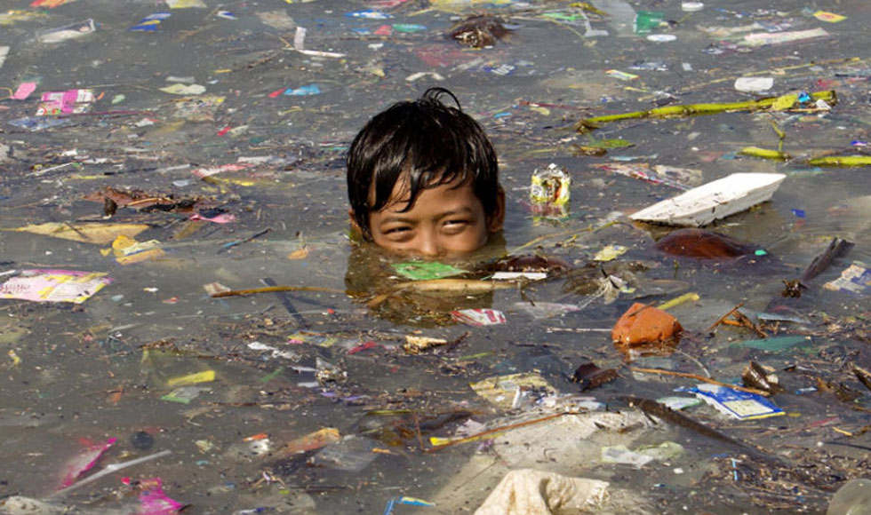 Κολύμπι μέσα σε σκουπίδια