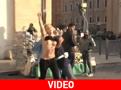 Γυμνή διαμαρτυρία στην πλατεία του Αγίου Πέτρου στο Βατικανό