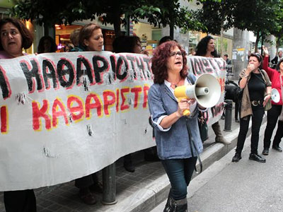 Έξω από το ΥΠΟΙΚ και πάλι οι καθαρίστριες Έξω από το ΥΠΟΙΚ και πάλι οι καθαρίστριες