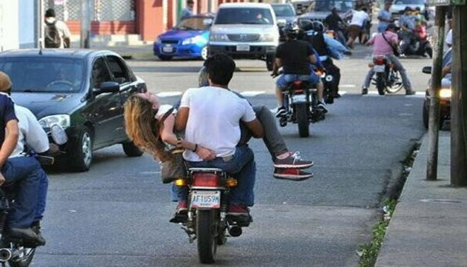 H Γκαρμόνα μεταφέρεται στο νοσοκομείο από έναν συνδιαδηλωτή της