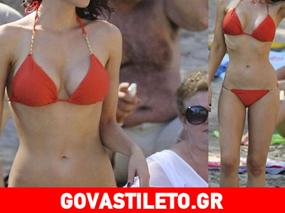 Το καλοκαίρι τελείωσε κι αυτή συνεχίζει να κολάζει με το μπικίνι της!