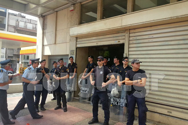 Αστυνομκοί έξω από το Σώμα Επιθεωρητών Εργασίας