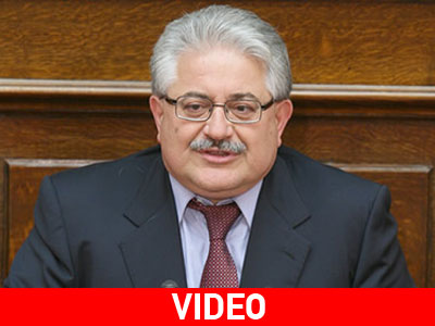 Ο Κ. Τζαβάρας στη Λουκίλα Καρρέρ και τη Λίτσα Θεοφάνους‏