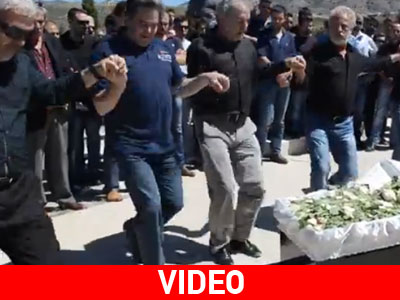 Τον αποχαιρέτισαν χορεύοντας γύρω από το φέρετρό του