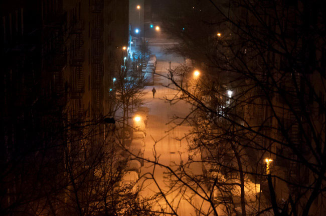 Χιονισμένη άποψη της 186ης Οδού λίγο πριν τα μεσάνυχτα της Πέμπτης (τοπική ώρα)