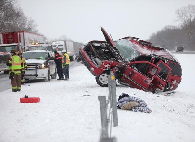 Η κακοκαιρία έφερε και τα ατυχήματα στην πολιτεία του Μίσιγκαν. Εδώ, άνδρες της Πυροσβεστικής Υπηρεσίας ανταποκρίνονται στο κάλεσμα του οδηγού που έχασε τον έλεγχο του οχήματός του στον αυτοκινητόδρομο 94 στο Texas Township κοντά στο Kalamazoo, Mich.