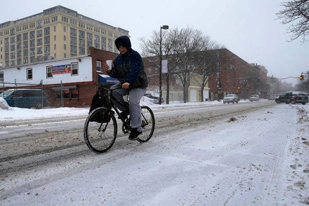 Ποδηλάτης στη Λόρενς του Κάνσας, το πρωί της Πέμπτης (τοπική ώρα)