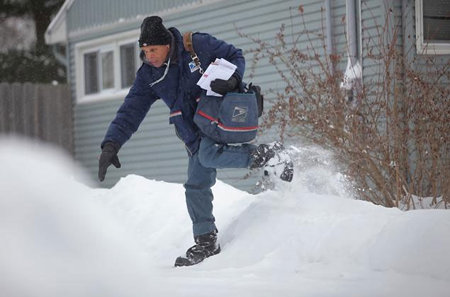 Δεν καταλαβαίνει ούτε από χιόνι, ούτε από κακοκαιρία ο ταχυδρόμος Gino Hinton. Εδώ, απαθανατίστηκε το πρωί της Πέμπτης (τοπική ώρα) στην προσπάθεια του να παραδώσει ένα γράμμα στο Κalamazoo, Mich (Μίσιγκαν)