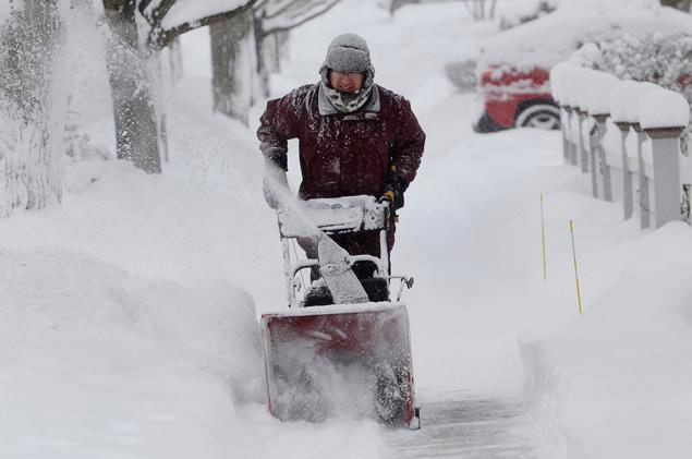 Ο Kevin Pokorny καθαρίζει το χιόνι από έναν δρόμο στο Barrington (Ιλινόις), νωρίς το απόγευμα της Πέμπτης (τοπική ώρα)
