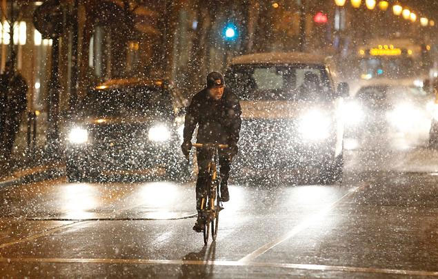 Ο μοναχικός ποδηλάτης. Πρόκειται για έναν ατρόμητο κάτοικο της Φιλαδέλφειας που προκειμένου να αποφύγει την κίνηση στην οδό Walnut , αψηφά το κρύο και το χιόνι. Βράδυ Πέμπτης (τοπική ώρα)