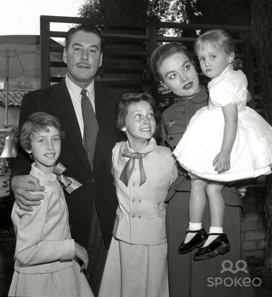 Οικογενειακή φωτογραφία με τον Έρρολ Φλιν και τα παιδιά τους