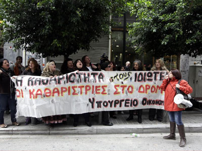 Η μη επαναπρόσληψη των καθαριστριών προκαλεί την αντίδραση των Διοικητικών Δικαστών