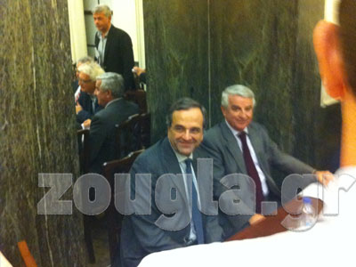 O Σαμαράς «συνελήφθη» από δημοσιογράφους στο καφενείο της Βουλής