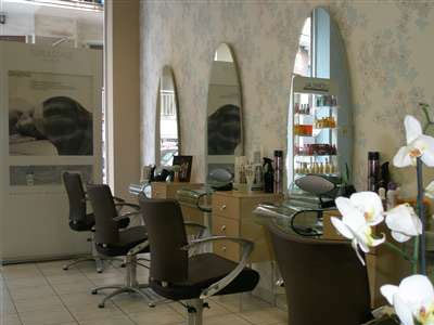 Πάτρα: Hμίγυμνοι κομμωτές με μισθό 2.000 ευρώ