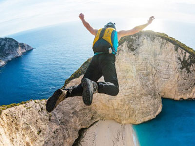 Ελεύθερα άλματα με φόντο την παραλία του Ναυαγίου στη Ζάκυνθο