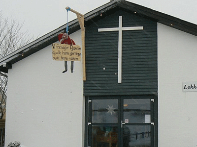 Κρέμασε «σατανικό» ξωτικό του Άγιου Βασίλη έξω από εκκλησία