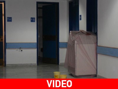 Μαζεύουν τα νερά με… κουβάδες στο νοσοκομείο της Πρέβεζας