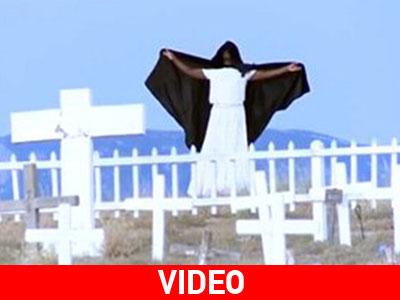 Ασπροφορεμένος άνδρας σκορπά τον τρόμο σε κοιμητήρια