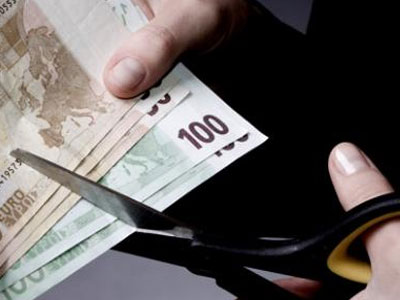 Ηλικιωμένη γλυτώνει από το μισό της χρέος