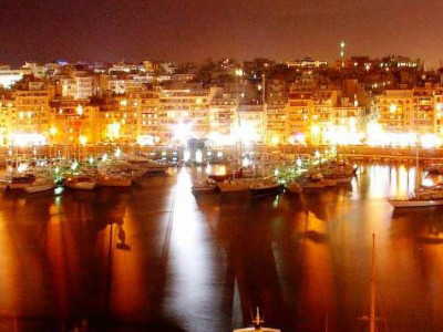 Φωταγωγήθηκε ο Πειραιάς για τον Θρύλο