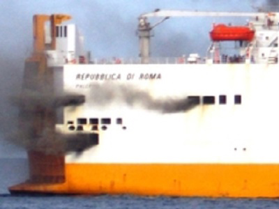 Εκκένωση οχηματαγωγού της Grimaldi μετά από πυρκαγιά