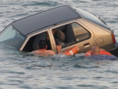 Γυναίκα έπεσε με το αυτοκίνητο στη θάλασσα