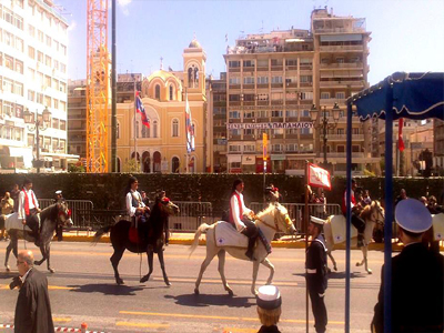 Τα άλογα που «παρέλασαν» τα … έκαναν στη μέση του δρόμου!