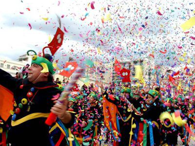 Σε αποκριάτικους ρυθμούς τα «μεγάλα παιδιά» του Πειραιά