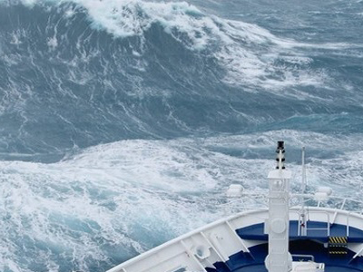 Φωτογραφίες-σοκ από τα κύματα που «χτυπούσαν» το Marco polo