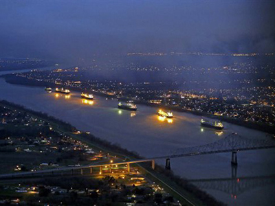 Διαρροή πετρελαίου από σύγκρουση φορτηγίδων στο Μισσισσιπή