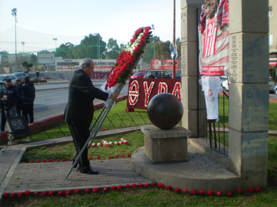 Κατέθεσε στεφάνι στη Θύρα 7 ο Β. Μιχαλολιάκος