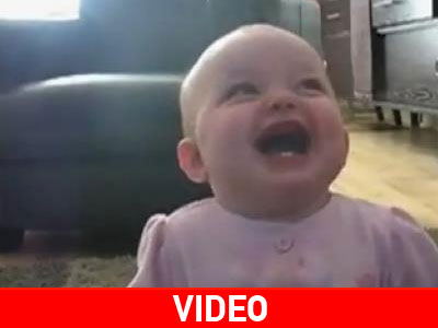 Μωρό ξεκαρδίζεται βλέποντας σκύλο να τρώει ποπ-κορν