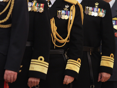 Βάζουν λεφτά από τη τσέπη τους για τα παράσημα!