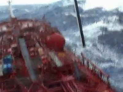 Συγκλονιστικό βίντεο: Το κύμα χτυπά το πλοίο στα «πλευρά»!