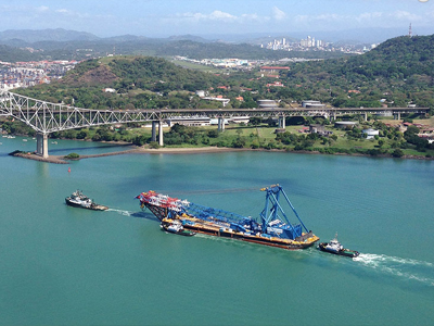 Τεράστιος πλωτός γερανός διασχίζει τη Διώρυγα του Παναμά