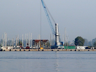 Φορτηγό έπεσε στη θάλασσα