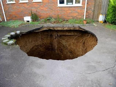 Μια τρύπα «κατάπιε» το αυτοκίνητο!