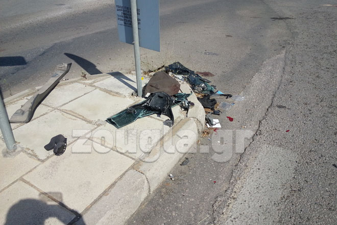 Συντρίμμια από το όχημα και τη μηχανή στη συμβολή των Βουλιαγμένης και Ζεφύρου