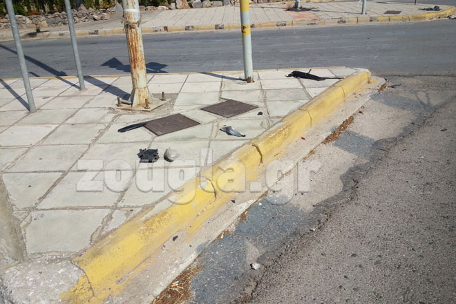 Συντρίμμια από το όχημα και τη μηχανή στη συμβολή των Βουλιαγμένης και Ζεφύρου