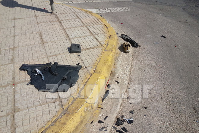 Συντρίμμια από το όχημα και τη μηχανή στη συμβολή των Βουλιαγμένης και Ζεφύρου