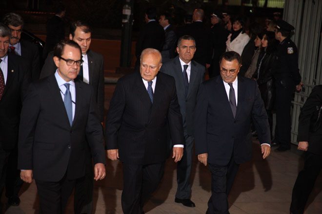 Η άφιξη του Καρόλου Παπούλια στο Μέγαρο